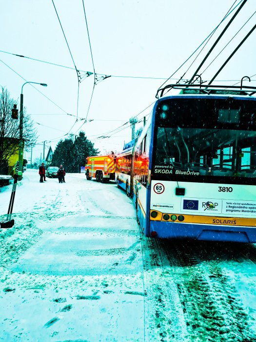 Hasiči 8. února 2021 v Ostravě vyprošťují trolejbus, který uvízl na zasněžené a zledovatělé silnici.