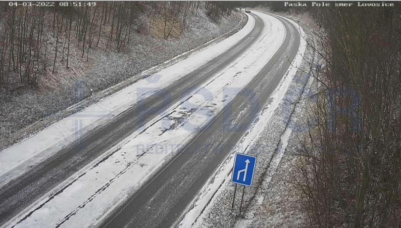 Silnice v Ústeckém kraji pokryté sněhem.