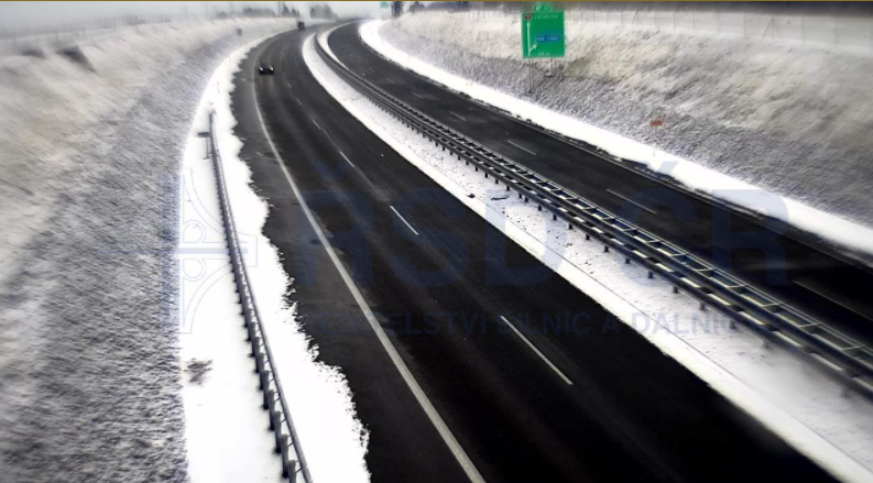 Silnice v Ústeckém kraji pokryté sněhem.