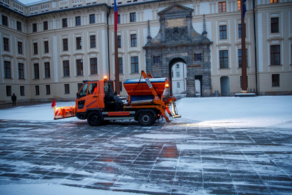 Začátek prosince přinesl sníh i do Prahy (10. 12. 2020).