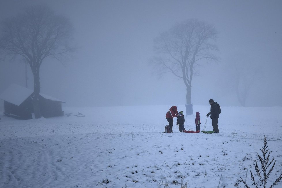 Meteorologové prodloužili výstrahu před silným větrem, na východě území hrozí až do dnešní půlnoci. Mohou se tvořit i sněhové jazyky a náledí.