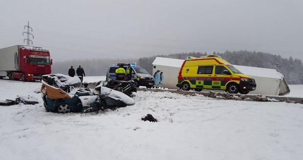 Sníh způsobil nehodu u Štok na Havlíčkobrodsku.