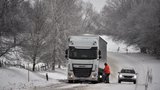 Nejezděte do Krušných hor, varují řidiče i lyžaře. Sníh už ochromil několik silnic
