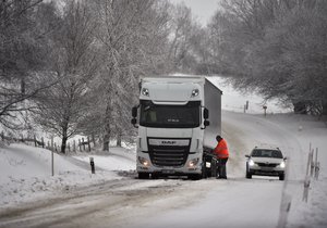 Nový sníh způsobil dopravní potíže mj. na Prachaticku (7. 1. 2019)