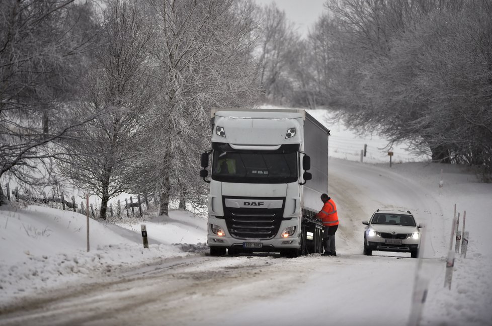 Silnice v Česku jsou pokryté sněhem, jezděte s opatrností