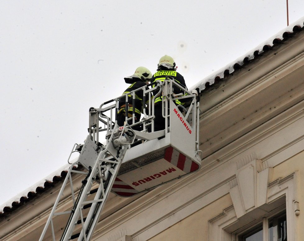 Hasiči vyjíždění k nebezpečnému sněhu a rampouchům málo, zodpovědnost za sníh na střeše je na majitelích domů.