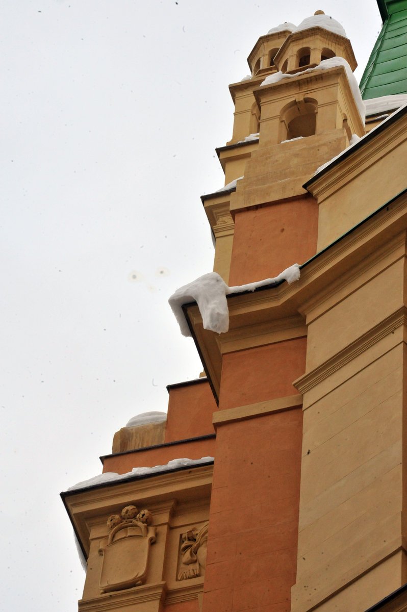 Mokrý sníh drží na střechách často jen silou vůle, může kdykoli spadnout.