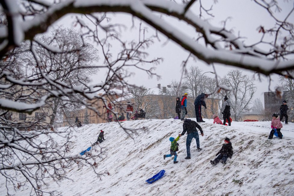 Sněhové počasí udělalo radost sáňkařům a bobařům (12.1.2021)