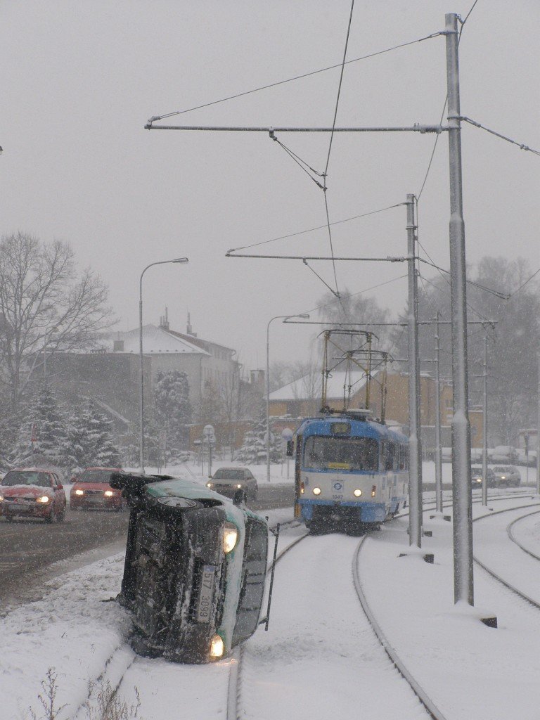 Obrázek z Ostravy ze dne 29. 11. 2010: Osobní auto na kolejích