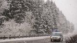 Česko zasypal sníh a řidiči mohou mít problémy. Příští týden bude nad nulou
