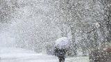 Do Česka se valí chumelenice a silný vítr, napadne až 30 centimetrů sněhu
