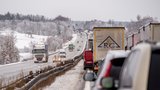 Silnice pokryla námraza a zbytky sněhu: Teplota se nevyšplhá přes 3 °C