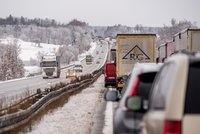 Silnice pokryla námraza a zbytky sněhu: Teplota se nevyšplhá přes 3 °C