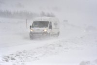 Sníh komplikuje dopravu v Česku: Pozor na ledovku, vítr a sněhové jazyky