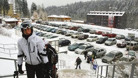 Zájem o první lyžování byl velký. Už v jedenáct hodin zaplnily parkoviště skiresortu Černá hora stovky aut