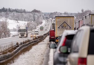 Podle Českého hydrometeorologického ústavu (ČHMÚ) se budou teploty pohybovat mezi -1 až 3°C, na horách až -4°C.