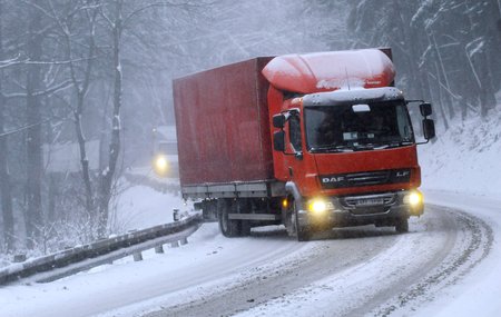 Čerstvý sníh způsobil ve Zlínském kraji řadu dopravních nehod.