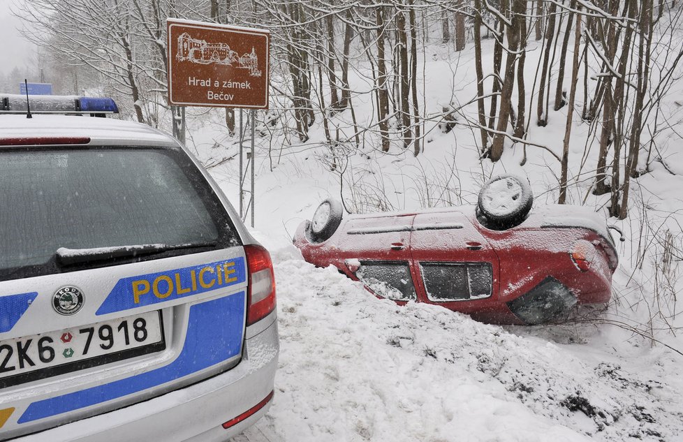 Silné sněžení ovlivnilo 23. února sjízdnost na silnicích po celém Karlovarském kraji. Docházelo k dopravním nehodám, jedna z nich se stala před Bečovem na Karlovarsku.