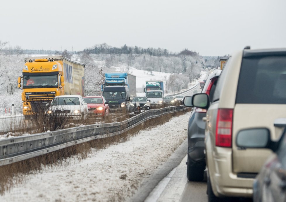 Samý sníh. Takové počasí nás čeká o víkendu. Pozor by si měli dát zejména řidiči na silnicích.