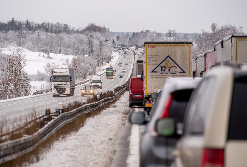 Samý sníh. Takové počasí nás čeká o víkendu. Pozor by si měli dát zejména řidiči na silnicích.