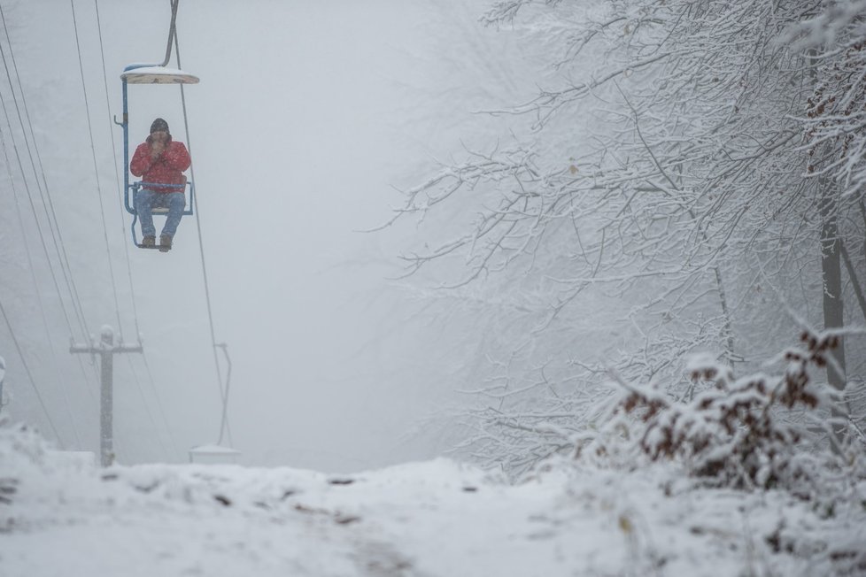 První sníh letošní zimy pokryl vrchol hory Kleť na Českokrumlovsku (13. 11. 2019)