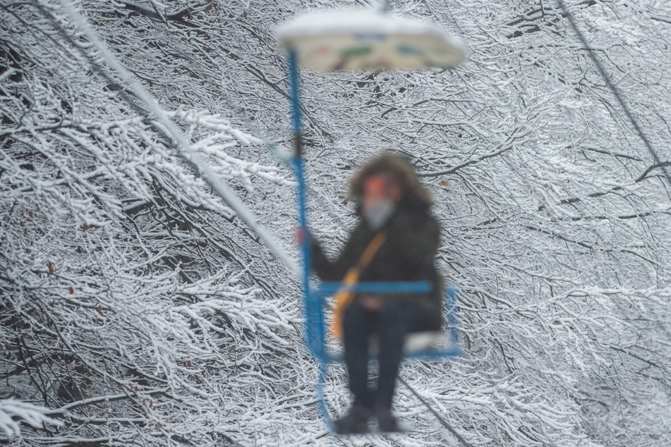 První sníh letošní zimy pokryl vrchol hory Kleť na Českokrumlovsku (13. 11. 2019).