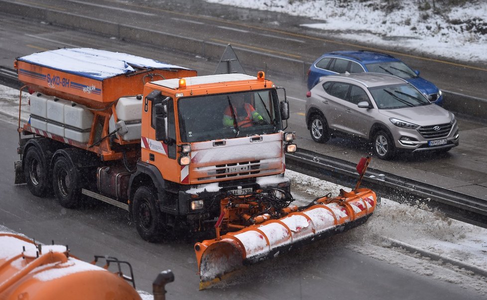 Pluh odhrabuje sníh na dálnici D1 poblíž Větrného Jeníkova na Vysočině (13. 11. 2019)