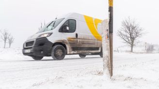 Dopravci a e-shopy bojují se sněhem a návalem objednávek. Radí zvolit zaslání dárků na pobočku