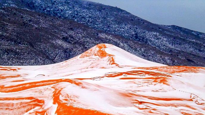 Sníh na poušti. Sahara se včera v Alžírsku dočkala druhého sněhového poprašku v historii