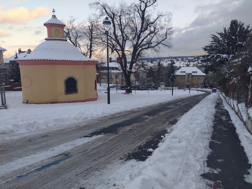 Vilová čtvrť Hanspaulka nabízí řadu různých svažitých terénů, které jsou jako dělané pro sklouznutí se na saních či na bobech.