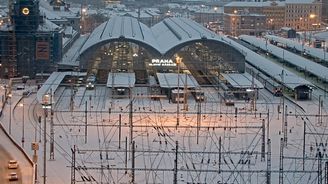 Praha mizí pod sněhem: Podívejte se na časosběrné video zachycující přibývající vrstvy sněhu v Praze