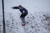 Lyžařské středisko Praha: Sníh zasypal metropoli, Pražané sáňkovali a bruslili