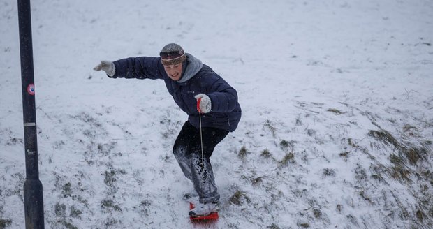Sníh zasypal Prahu. Na řadě míst se sáňkovalo.