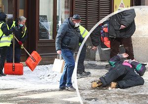 Únor 2021: Zasněžená Praha dělá problémy chodcům. 1 200 metačů se sice o chodníky stará, kvůli sněhu a námraze však kloužou dál.