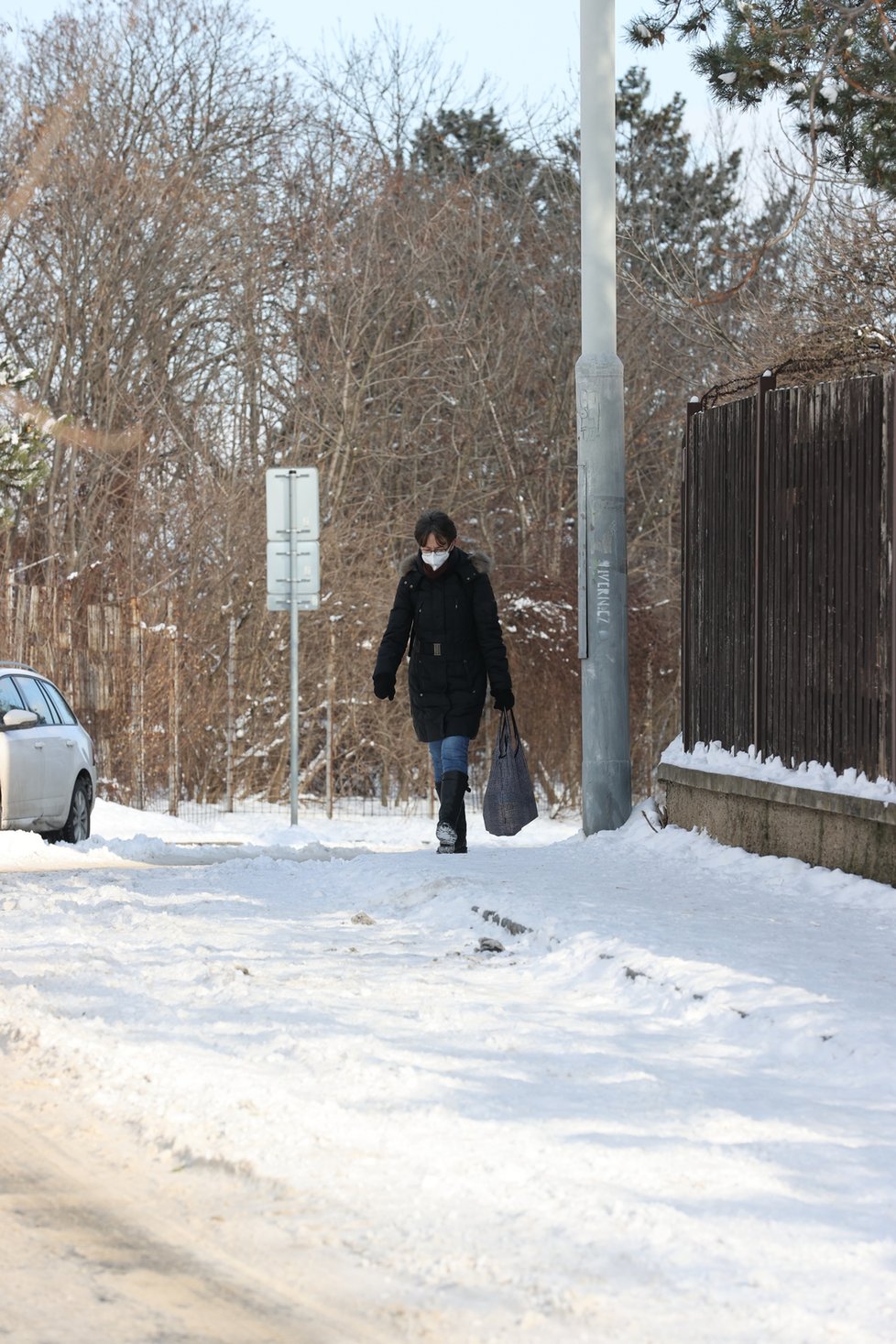 Únor 2021: Zasněžená Praha dělá problémy chodcům. 1 200 metačů se sice o chodníky stará, kvůli sněhu a námraze však kloužou dál.