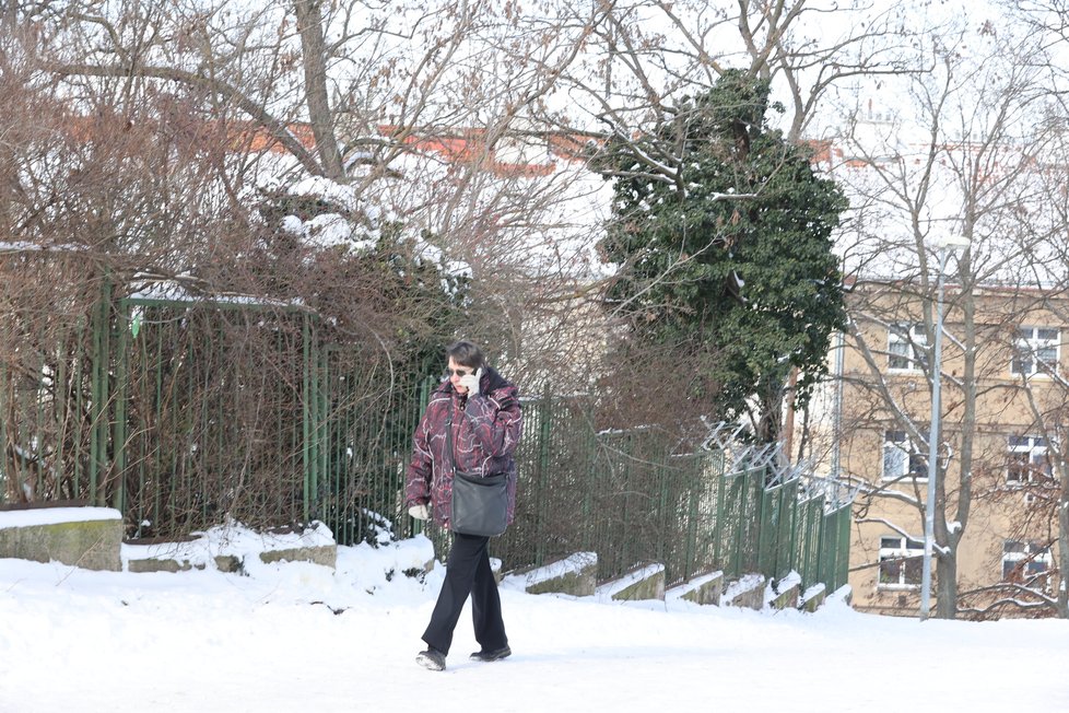 Únor 2021: Zasněžená Praha dělá problémy chodcům. 1 200 metačů se sice o chodníky stará, kvůli sněhu a námraze však kloužou dál.