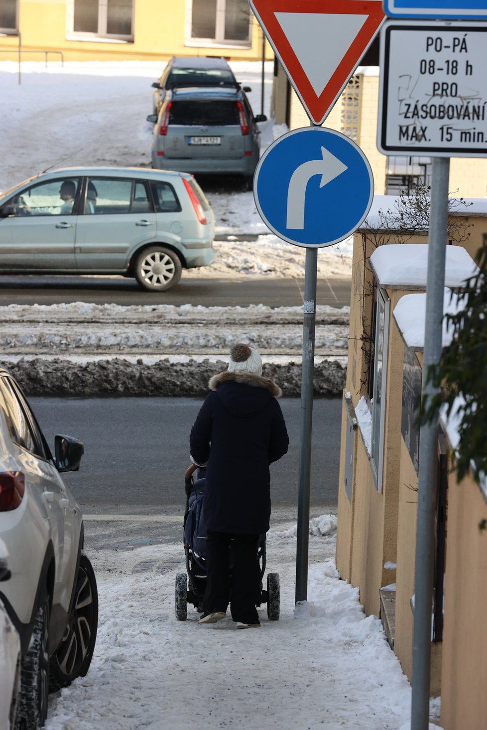 Únor 2021: Zasněžená Praha dělá problémy chodcům. 1 200 metačů se sice o chodníky stará, kvůli sněhu a námraze však kloužou dál.