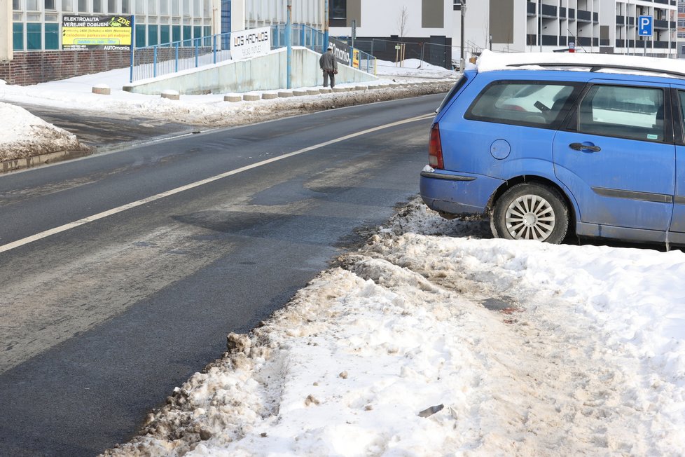 Únor 2021: Zasněžená Praha dělá problémy chodcům. 1 200 metačů se sice o chodníky stará, kvůli sněhu a námraze však kloužou dál.