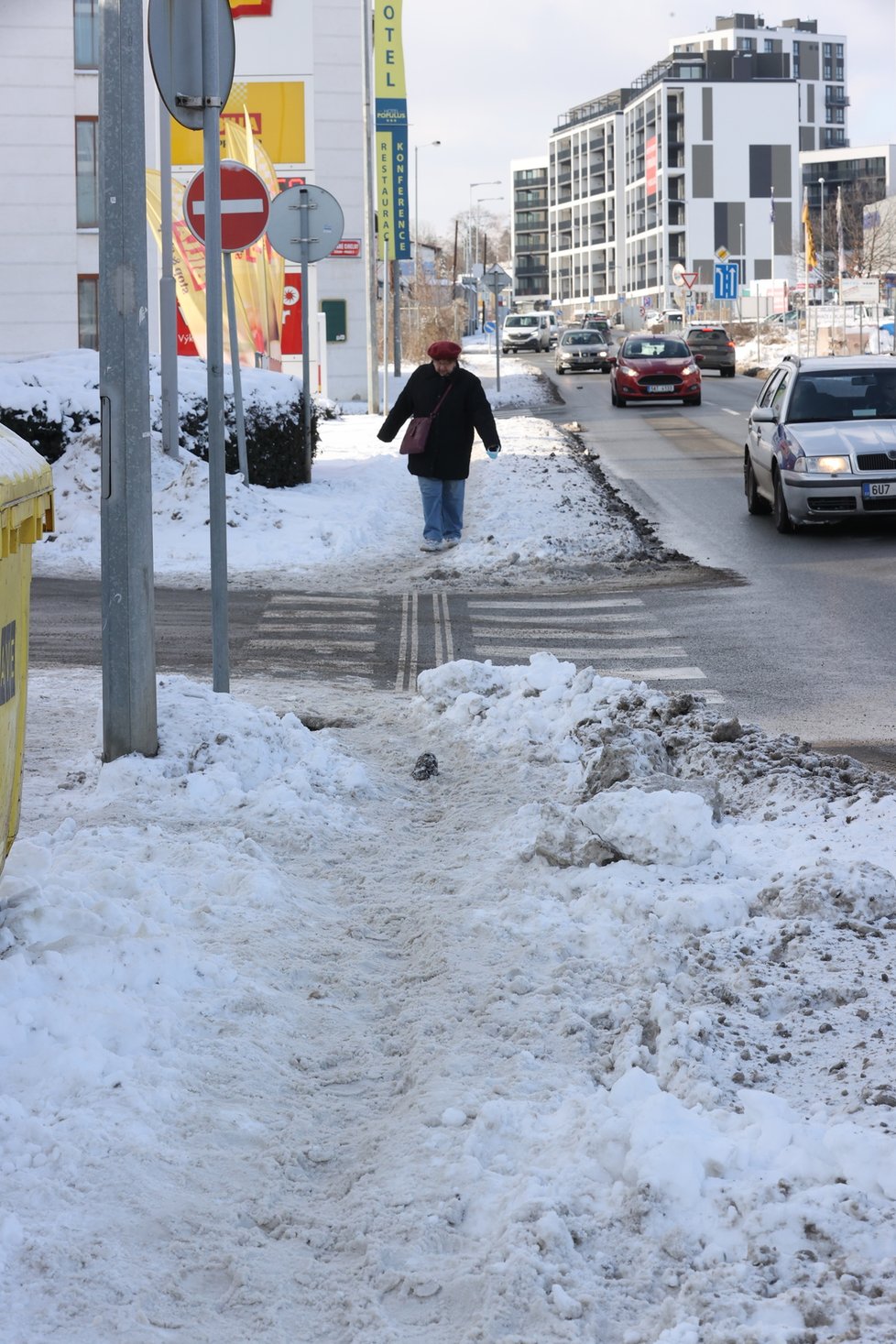 Únor 2021: Zasněžená Praha dělá problémy chodcům. 1 200 metačů se sice o chodníky stará, kvůli sněhu a námraze však kloužou dál.