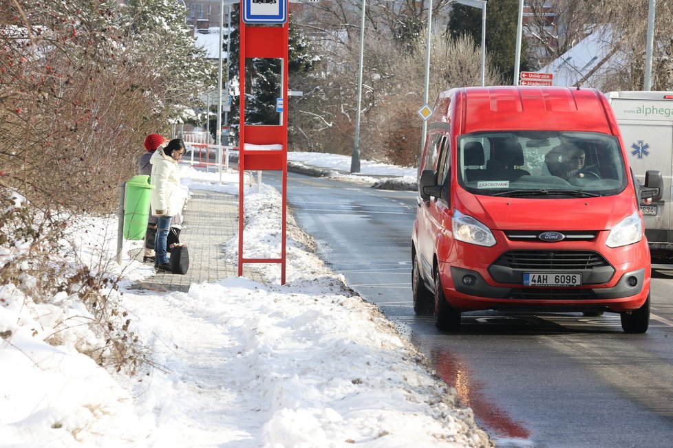 Únor 2021: Zasněžená Praha dělá problémy chodcům. 1 200 metačů se sice o chodníky stará, kvůli sněhu a námraze však kloužou dál.