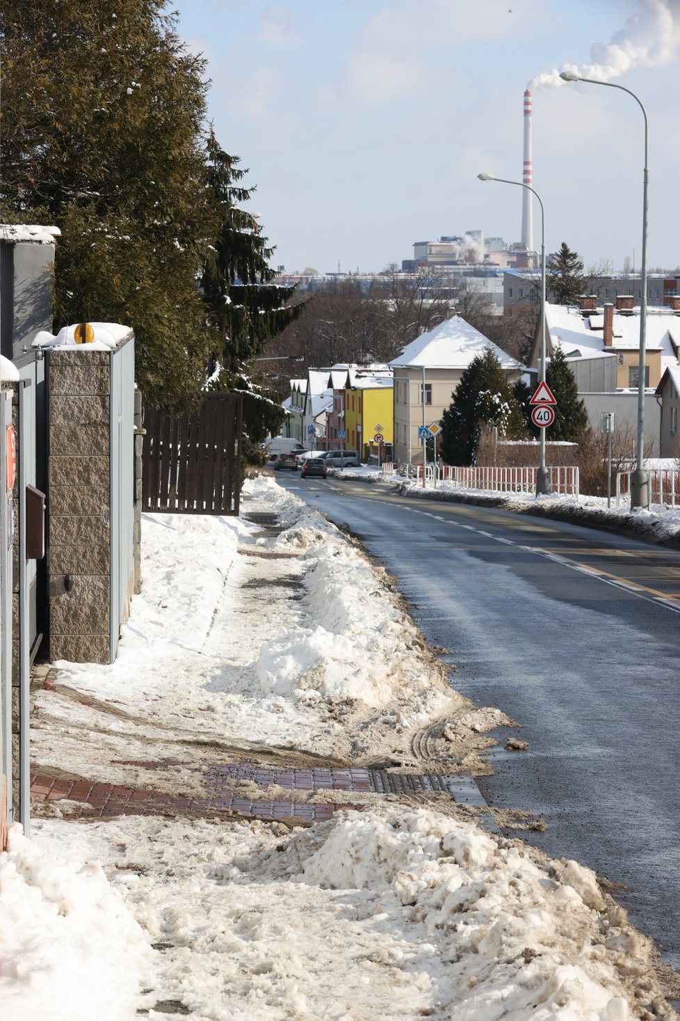 Únor 2021: Zasněžená Praha dělá problémy chodcům. 1 200 metačů se sice o chodníky stará, kvůli sněhu a námraze však kloužou dál.