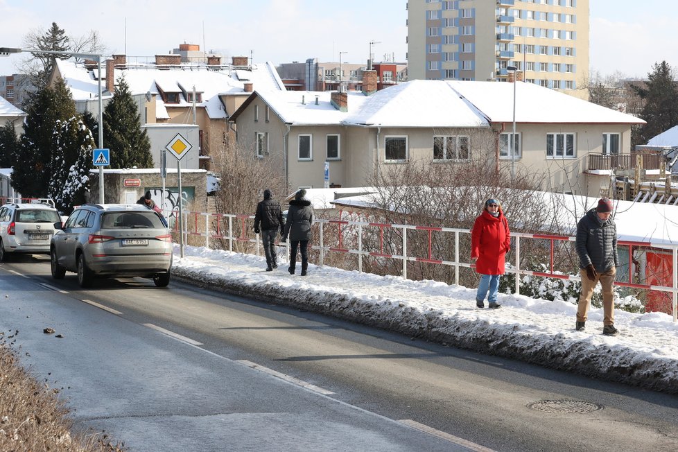 Únor 2021: Zasněžená Praha dělá problémy chodcům. 1 200 metačů se sice o chodníky stará, kvůli sněhu a námraze však kloužou dál.