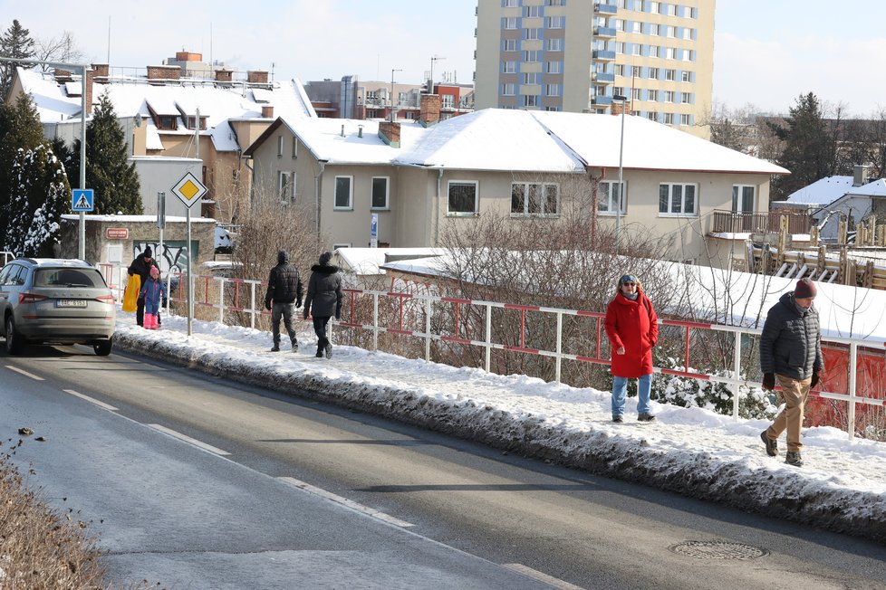 Únor 2021: Zasněžená Praha dělá problémy chodcům. 1 200 metačů se sice o chodníky stará, kvůli sněhu a námraze však kloužou dál.