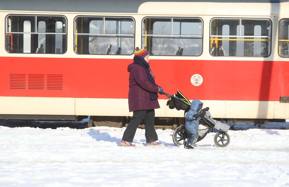 Únor 2021: Zasněžená Praha dělá problémy chodcům. 1 200 metačů se sice o chodníky stará, kvůli sněhu a námraze však kloužou dál.