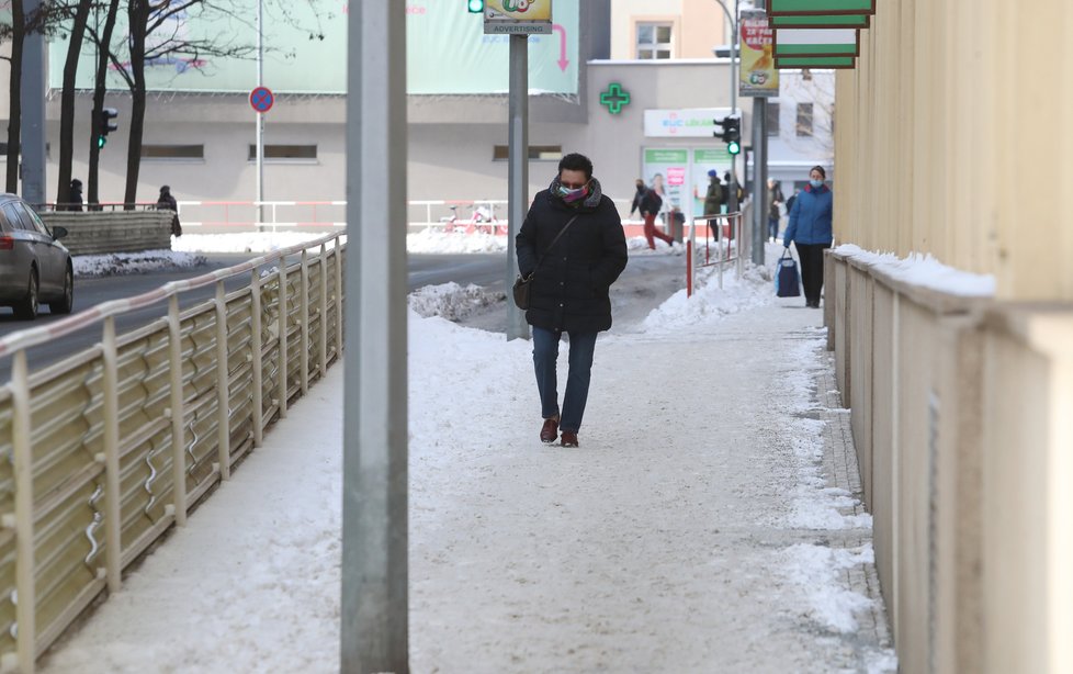 Únor 2021: Zasněžená Praha dělá problémy chodcům. 1 200 metačů se sice o chodníky stará, kvůli sněhu a námraze však kloužou dál.