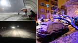 Srážky vlaků, výpadky elektřiny, neprůjezdná D8: Sněžení ochromilo Česko