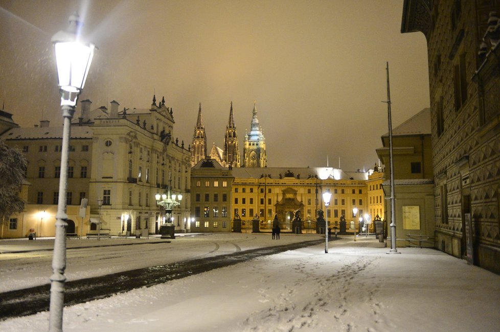 Také Praha zapadala v pondělí sněhem.