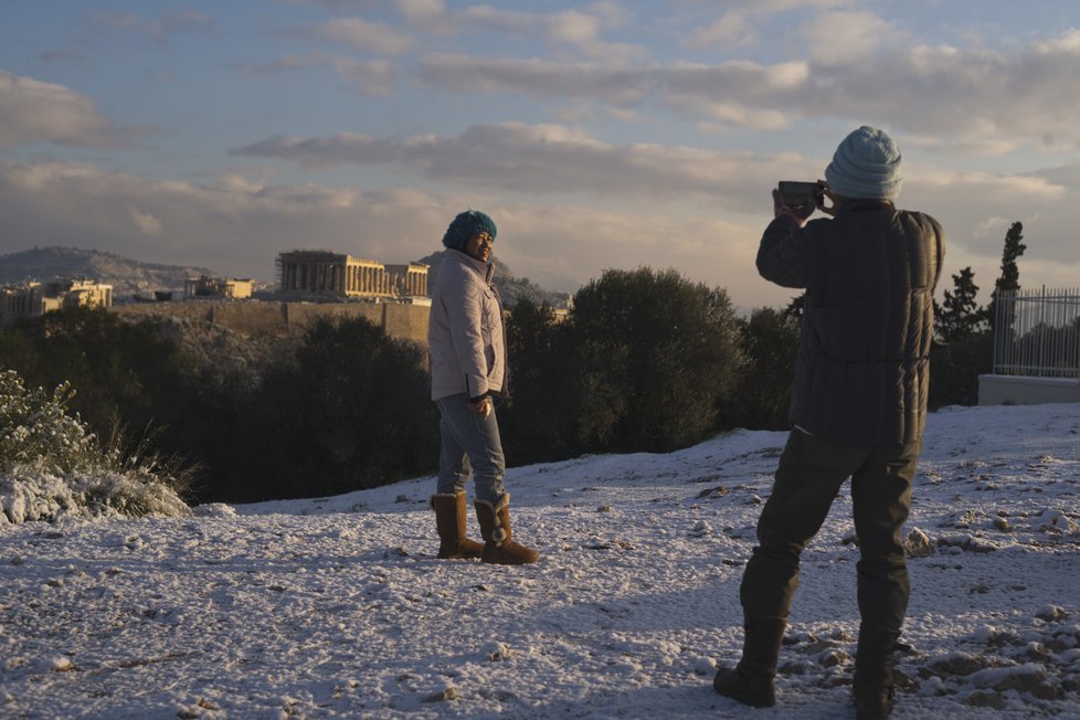 Sníh postihl dokonce i Řecko a starověké Atény. Pro turisty zajímavá a atypická kulisa pro jejich fotografie.