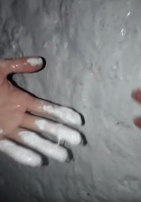 Sníh, který ruské úřady v sibiřském městě nabarvily na bílo, protože byl znečištěný