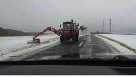 Fotografií silničářů, kteří vysekávají příkopy pod sněhem, se baví internet.